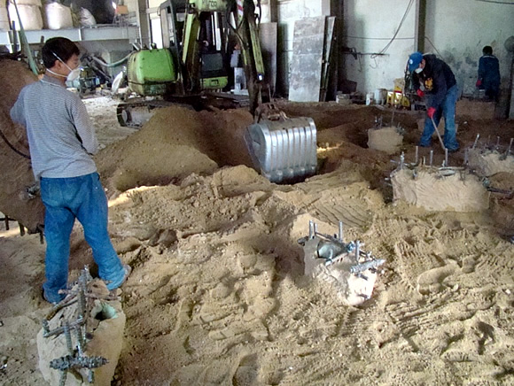 쇳물 주입전 땅속 매립 작업